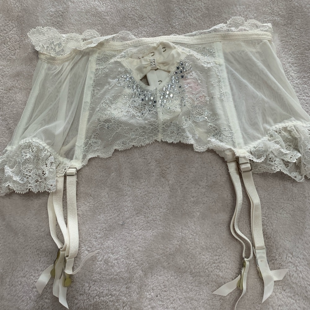Bridal tummy piece garter